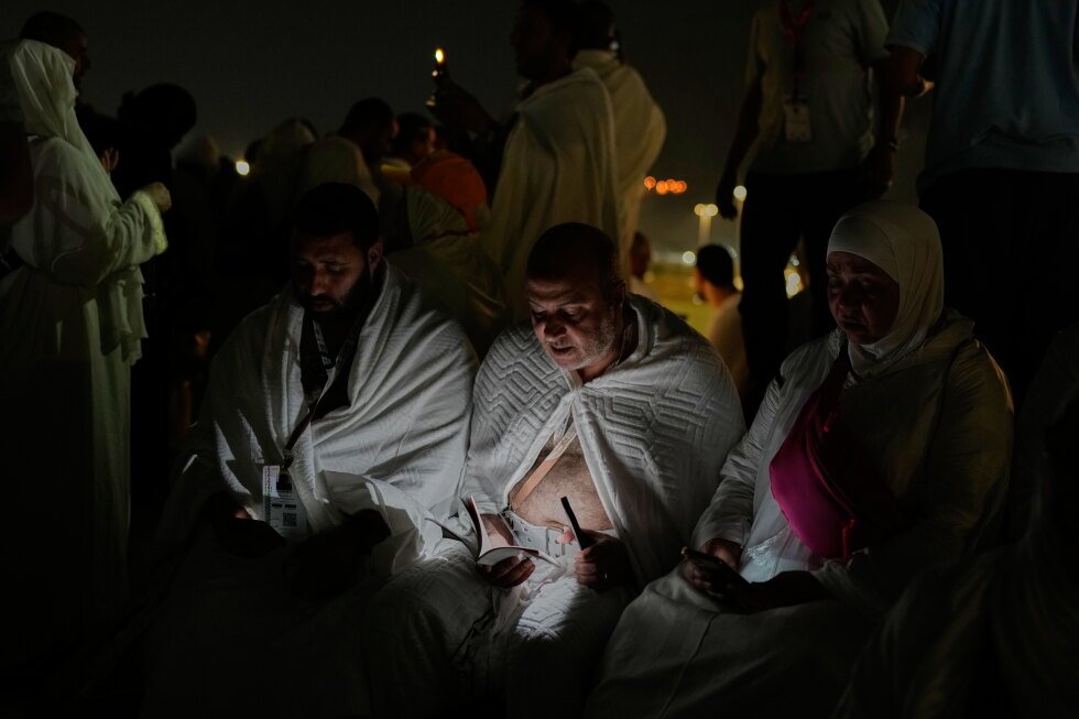 muslim-pilgrims-converge-on-arafat-as-hajj-reaches-its-peak