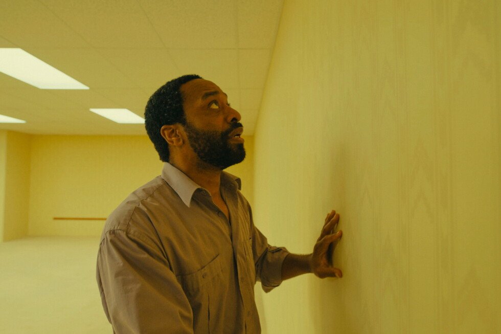 ‘backrooms’-review:-an-internet-meme-spawns-an-indie-horror-film