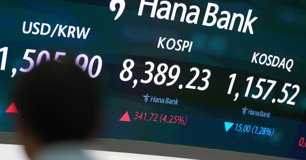 us-stock-market-hangs-near-records-and-crude-oil-prices-ease