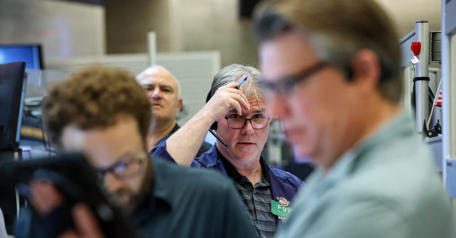 s&p-500-forecast-to-end-year-slightly-higher-even-as-war-drags-on