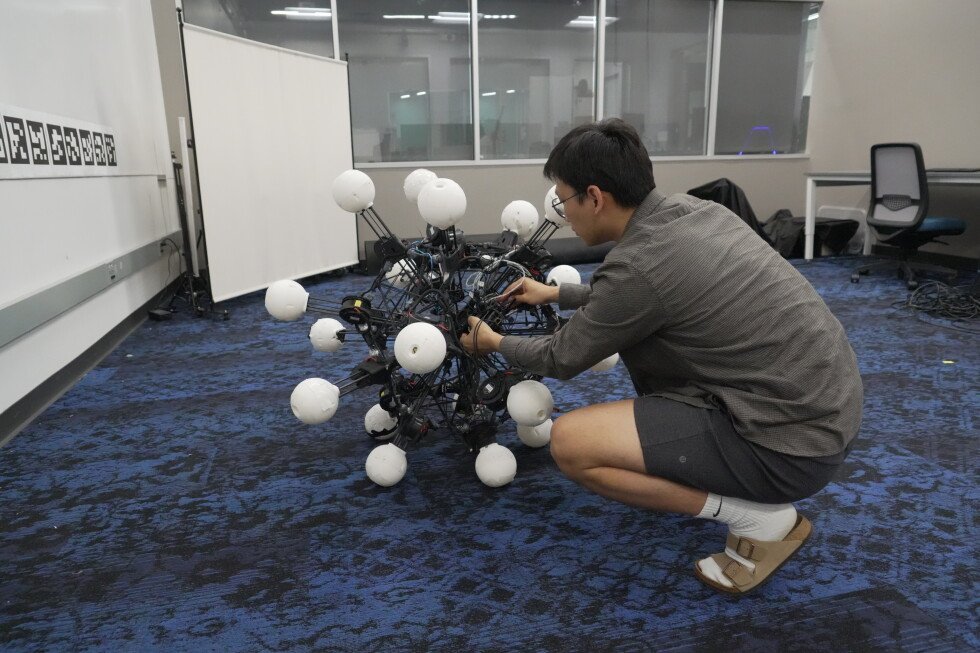 duke-engineers-develop-robot-with-20-legs-and-eyes