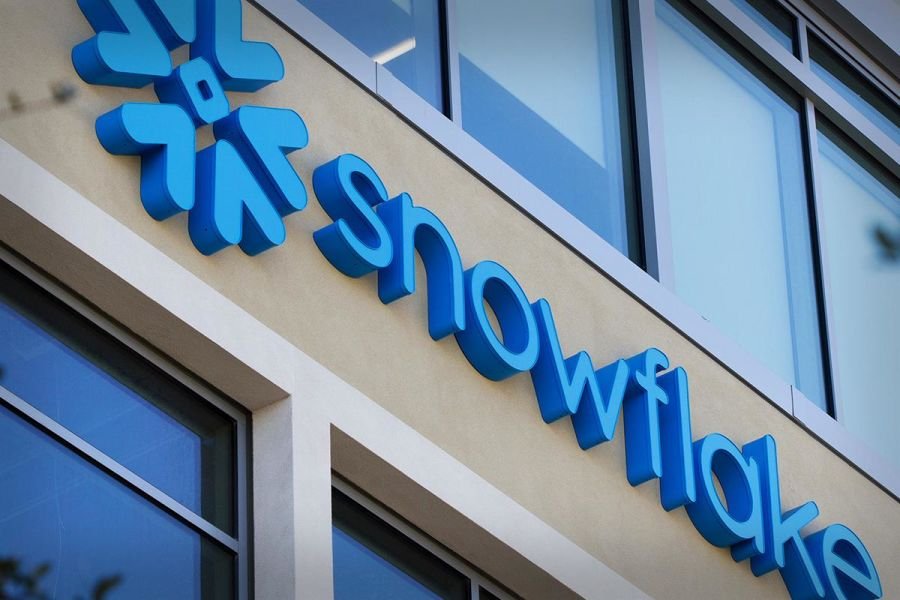 snowflake-soars:-8-key-items-shaping-the-stock-market-thursday