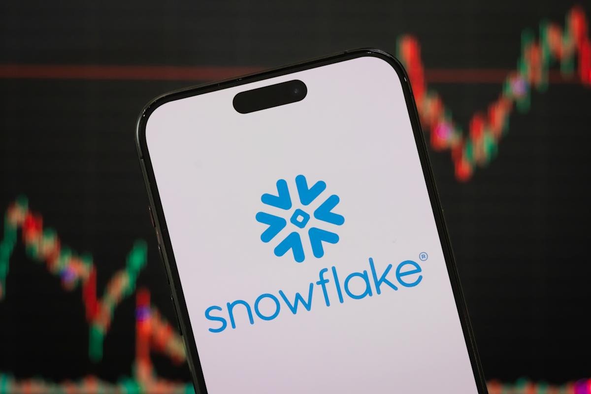 snowflake-stock-soars-on-growing-enterprise-ai-demand,-aws-partnership