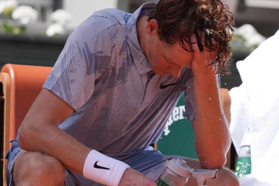 top-ranked-jannik-sinner-loses-in-the-french-open-second-round