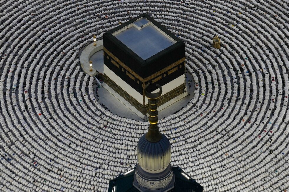 at-the-kaaba-during-hajj,-a-photographer-captures-sese-of-unity-and-devotion
