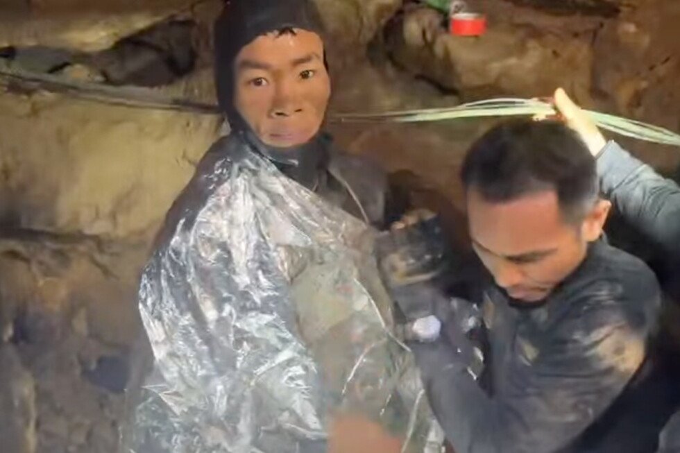 laos-rescuers-work-to-drain-flooded-cave-to-free-villagers