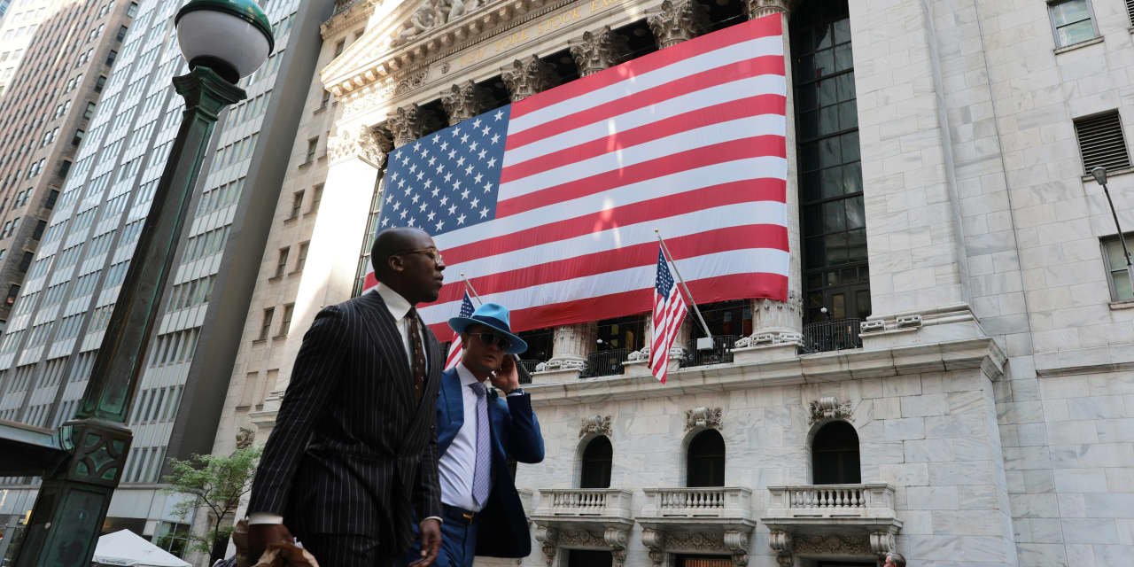 oil-rises,-us.-stock-futures-dip-as-wall-street-looks-to-extend-its-winning-streak