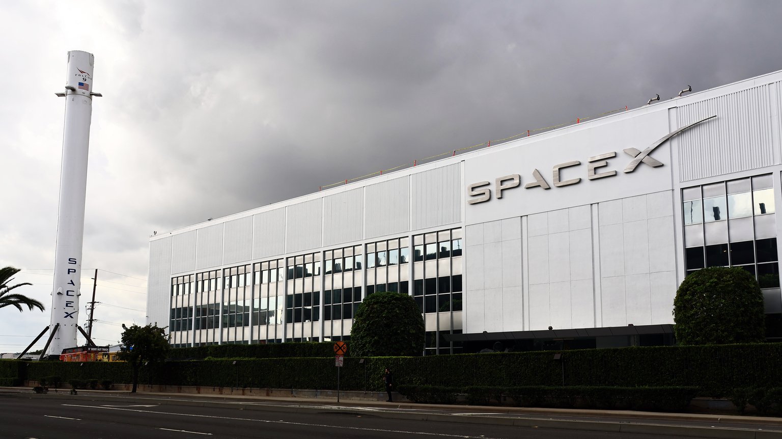 Hawthorne (LA County), California: Exterior View of SpaceX Headquarters located at 1 Rocket Road