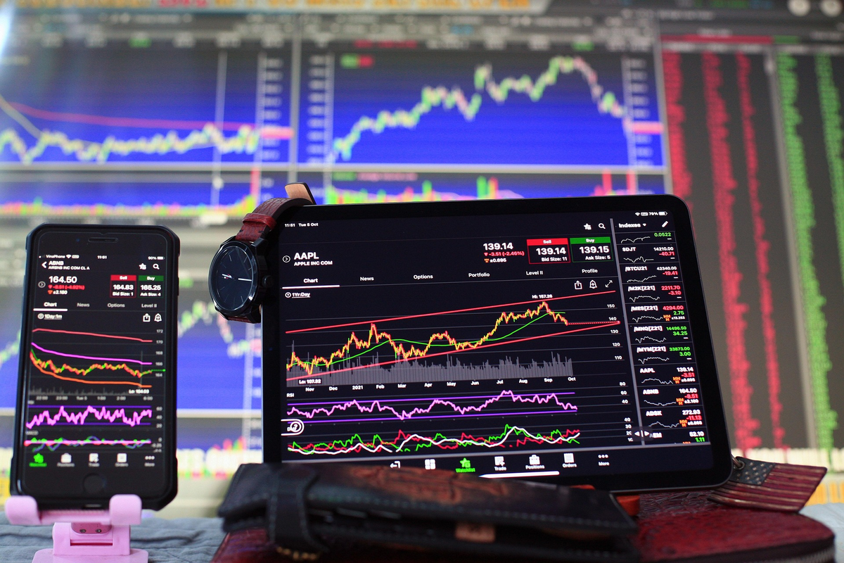 wayfair-inc-stock-(us92936u1097):-shares-ease-after-late-may-pullback-amid-active-analyst-coverage