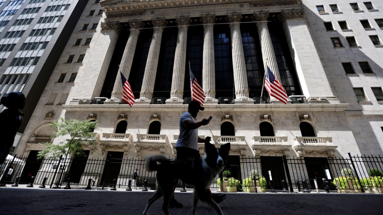 the-stock-market-just-did-something-eerily-similar-to-the-dotcom-bubble-top-in-2000
