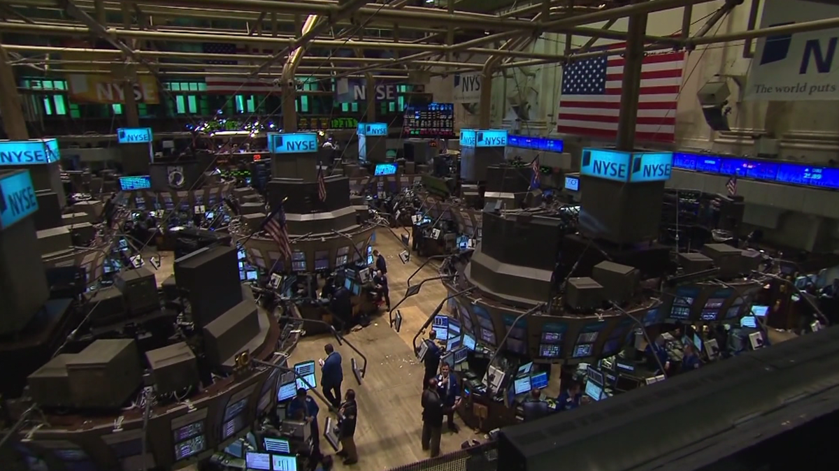 as-stock-markets-hit-record-highs,-experts-recommend-sticking-to-long-term-plans