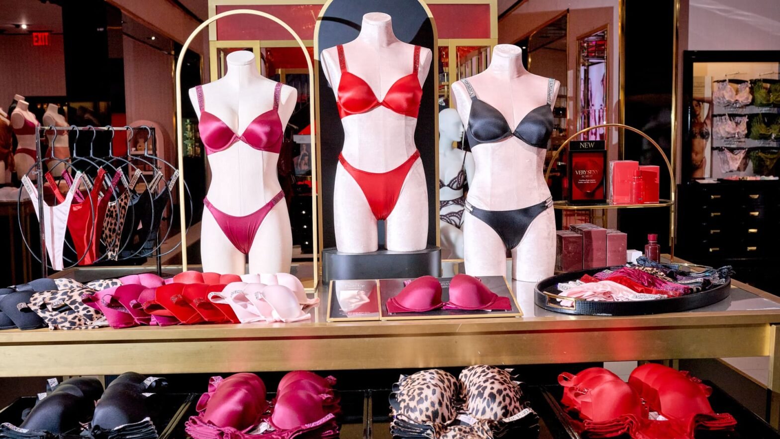 shoppers-are-treating-themselves-to-bras-and-underwear-at-victoria’s-secret-despite-gas-price-gloom
