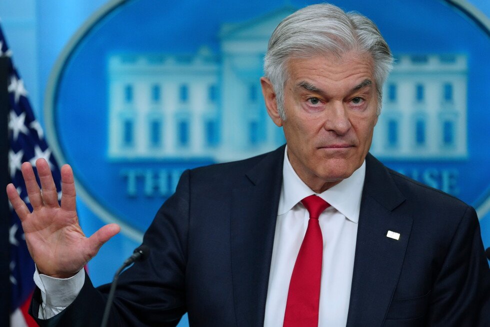 dr.-oz-stays-in-his-lane-in-white-house-briefing-room