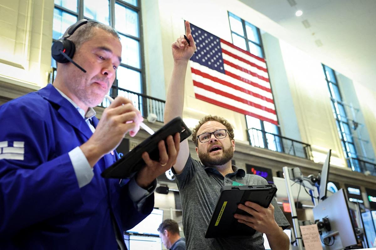 stock-market-today:-dow,-s&p-500,-nasdaq-fall-as-oil-rises-amid-us-iran-uncertainty