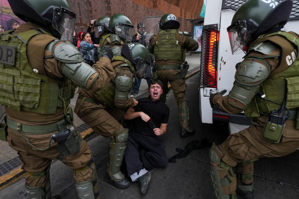 protesta-de-estudiantes-contra-recortes-de-kast-termina-con-violentos-choques-en-santiago