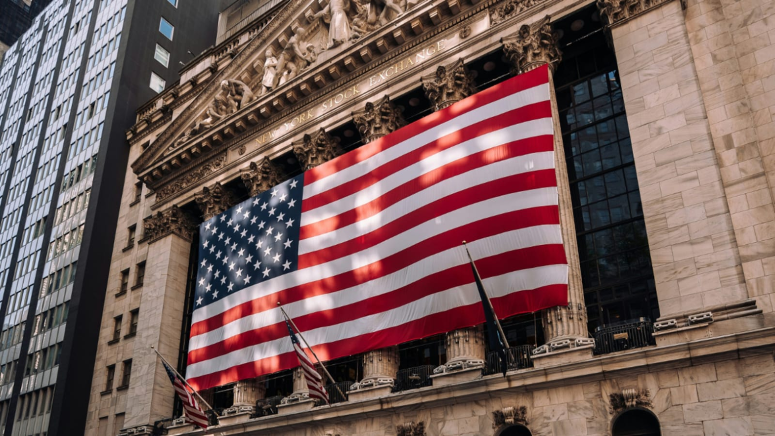 us-stock-market-today:-wall-street-diverges—dow-gains-as-oil-prices-ease;-s&p,-nasdaq-slip-on-chip-stocks-rout