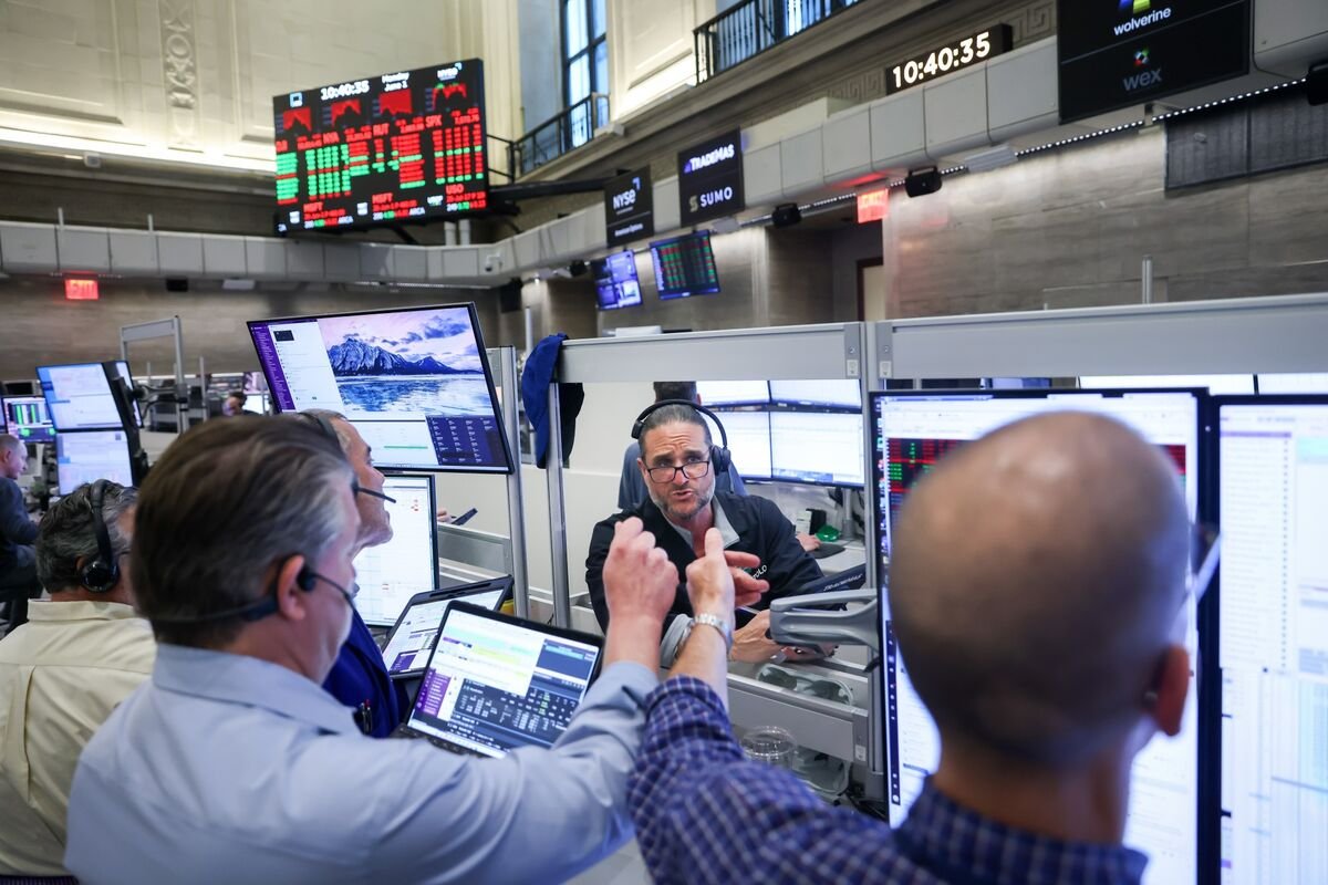 active-stock-funds-reel-as-big-tech’s-grip-on-market-strengthens
