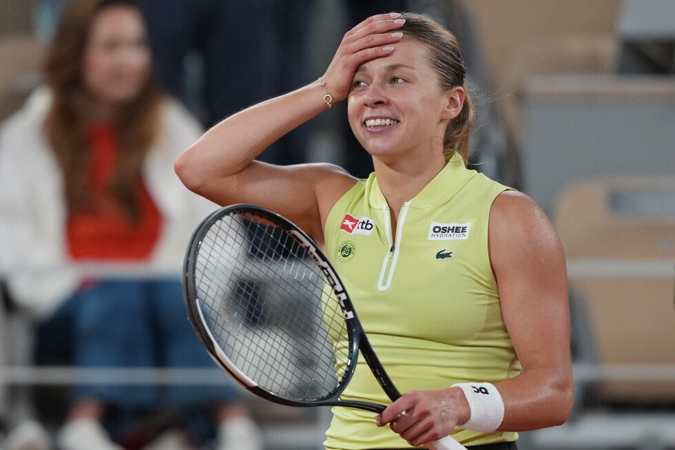 kostyuk-of-ukraine-and-andreeva-of-russia-pose-separately-for-pre-match-photo-at-french-open