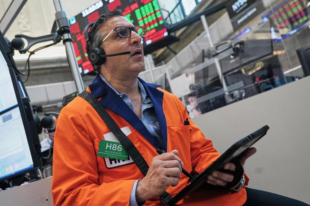 most-us-stocks-rise-as-oil-prices-ease,-but-slumping-ai-stars-weigh-on-wall-street