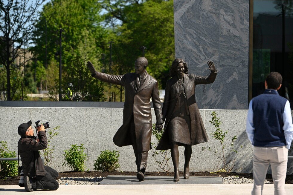 obama’s-presidential-museum-lets-visitors-sit-behind-oval-office-desk-and-view-iconic-ball-gowns