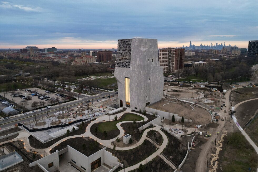 inside-obama’s-presidential-museum:-the-cost,-thousands-of-books-and-a-beehive