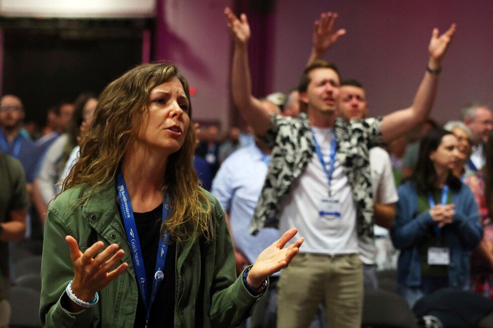 southern-baptists-again-weigh-tightening-ban-on-churches-with-women-pastors