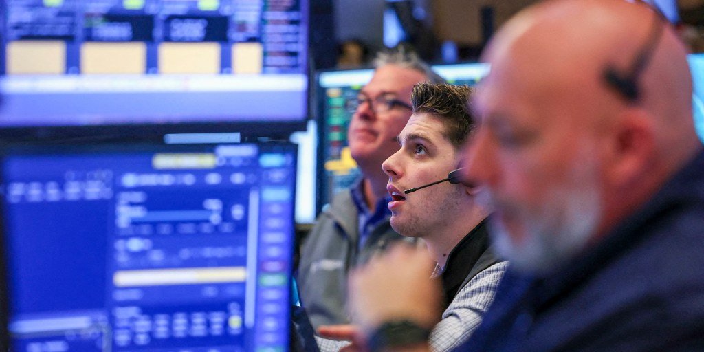 stocks-sink-as-interest-rate-hike-odds-rattle-tech