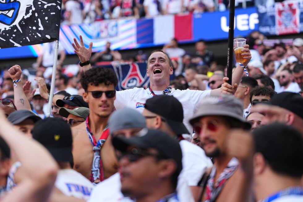 world-cup-fans-may-be-drinking-alcohol-in-extreme-heat,-which-is-risky-for-the-body