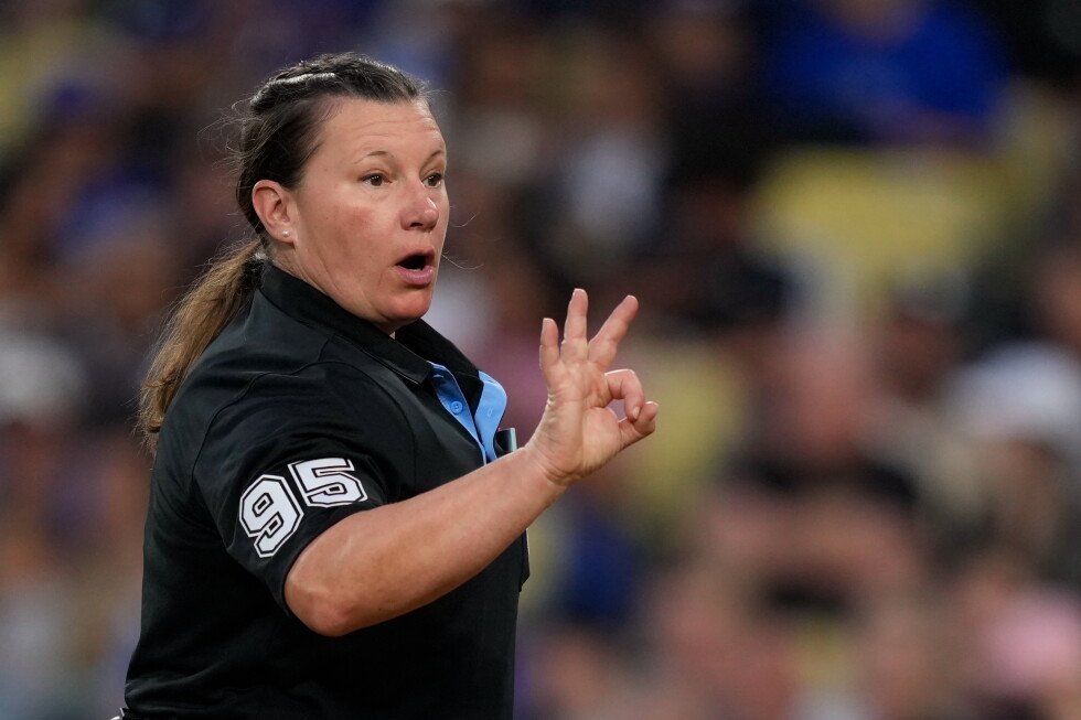 jen-pawol-umpires-her-first-big-league-game-of-2026-at-dodgers