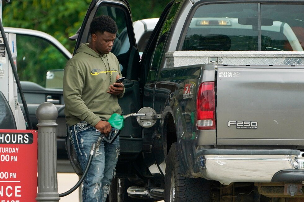 us-consumers-alter-spending-habits-as-gas-prices-tax-their-budgets