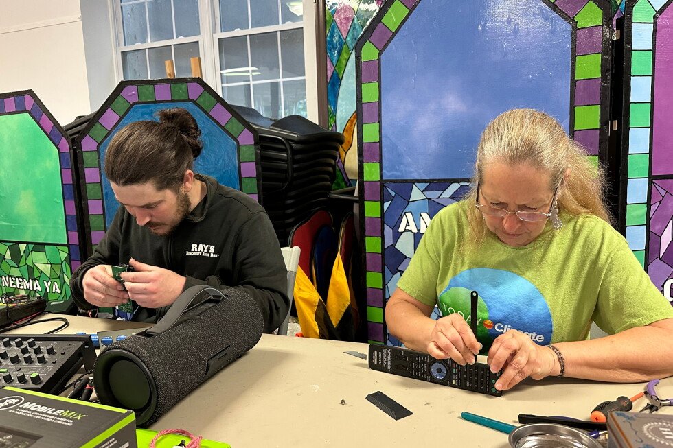 repair-cafes-urge-consumers-to-fix-their-goods,-not-toss-them