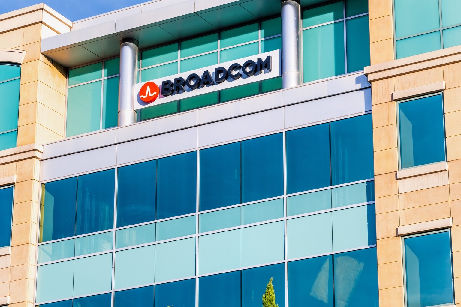 broadcom:-market’s-guidance-fears-create-a-massive-opening