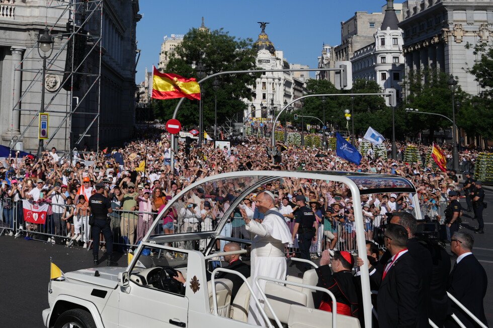 pope’s-mass-in-spain-features-iconic-procession-along-flower-carpeted-route-in-sign-of-popular-piety