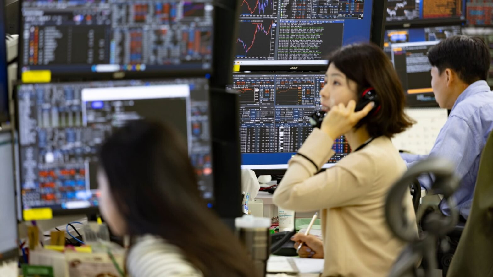 tech-sell-off-widens-as-south-korea-plunges