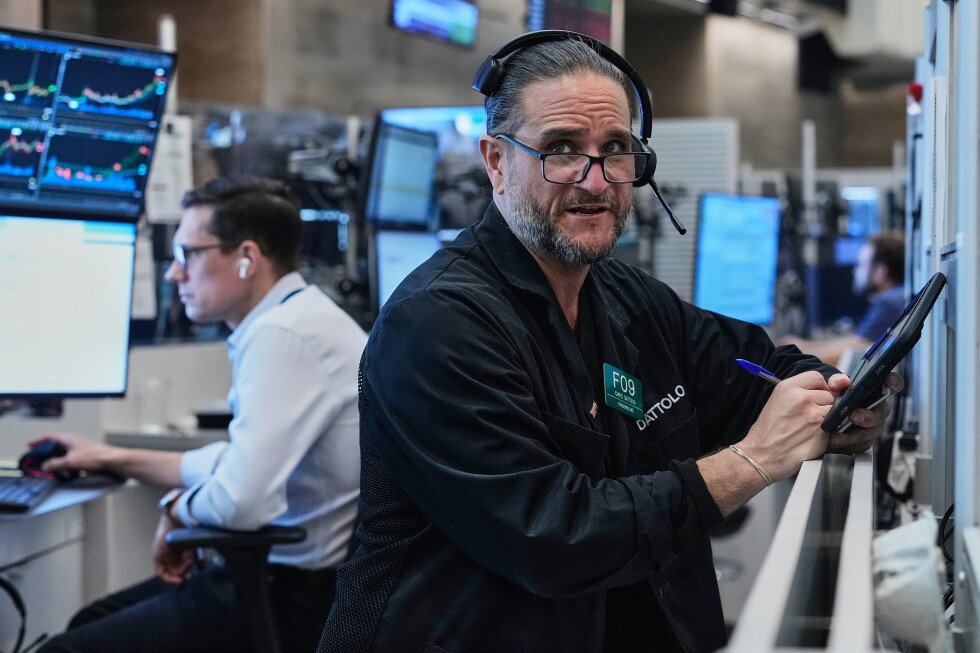 asian-shares-are-mixed-and-oil-slips-after-calm-returns-to-wall-street