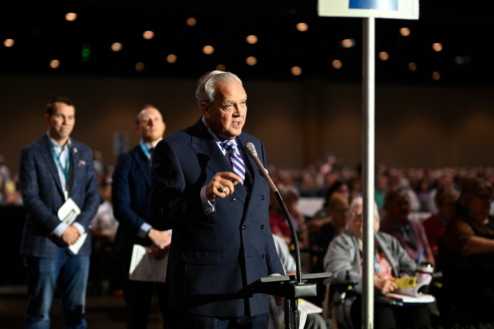 southern-baptists-advance-formal-ban-on-churches-with-women-pastors