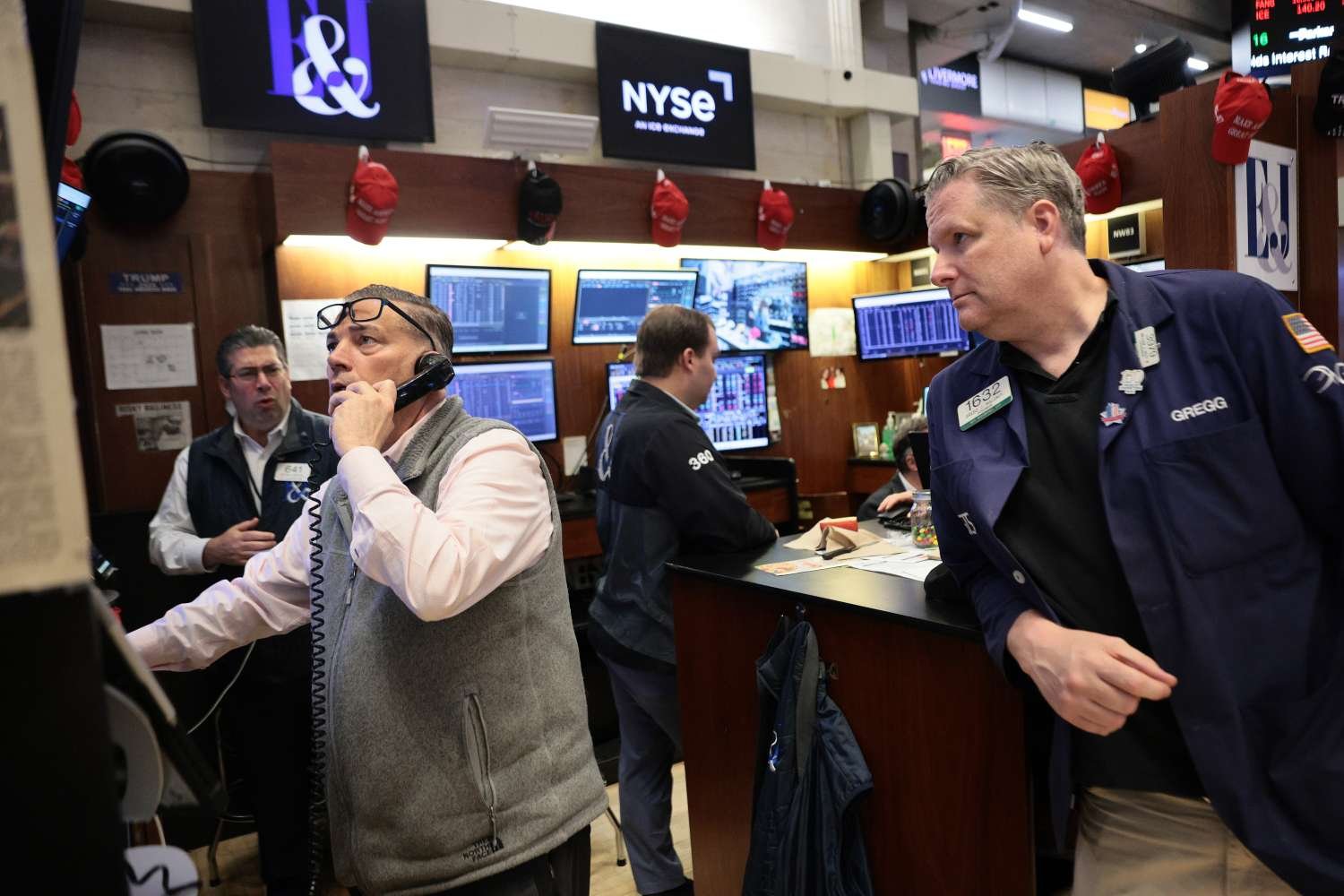 stock-market-today:-futures-point-higher-after-indexes-sink;-oil-slips-as-investors-take-us-attacks-on-iran-in-stride;-oracle-drops-on-ai-spending