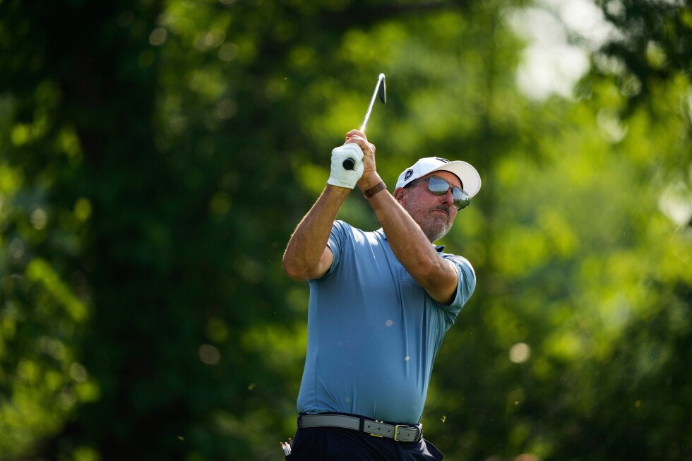 report:-mickelson-kicked-out-of-san-diego-club-for-inappropriate-contact-with-female-employee