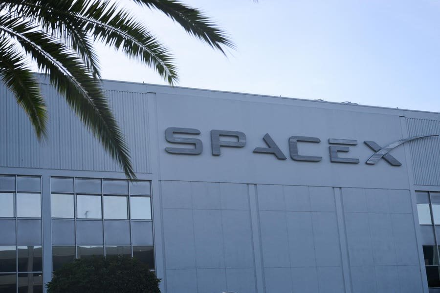 spacex-will-trade-today-after-largest-ipo-ever-(live-updates)