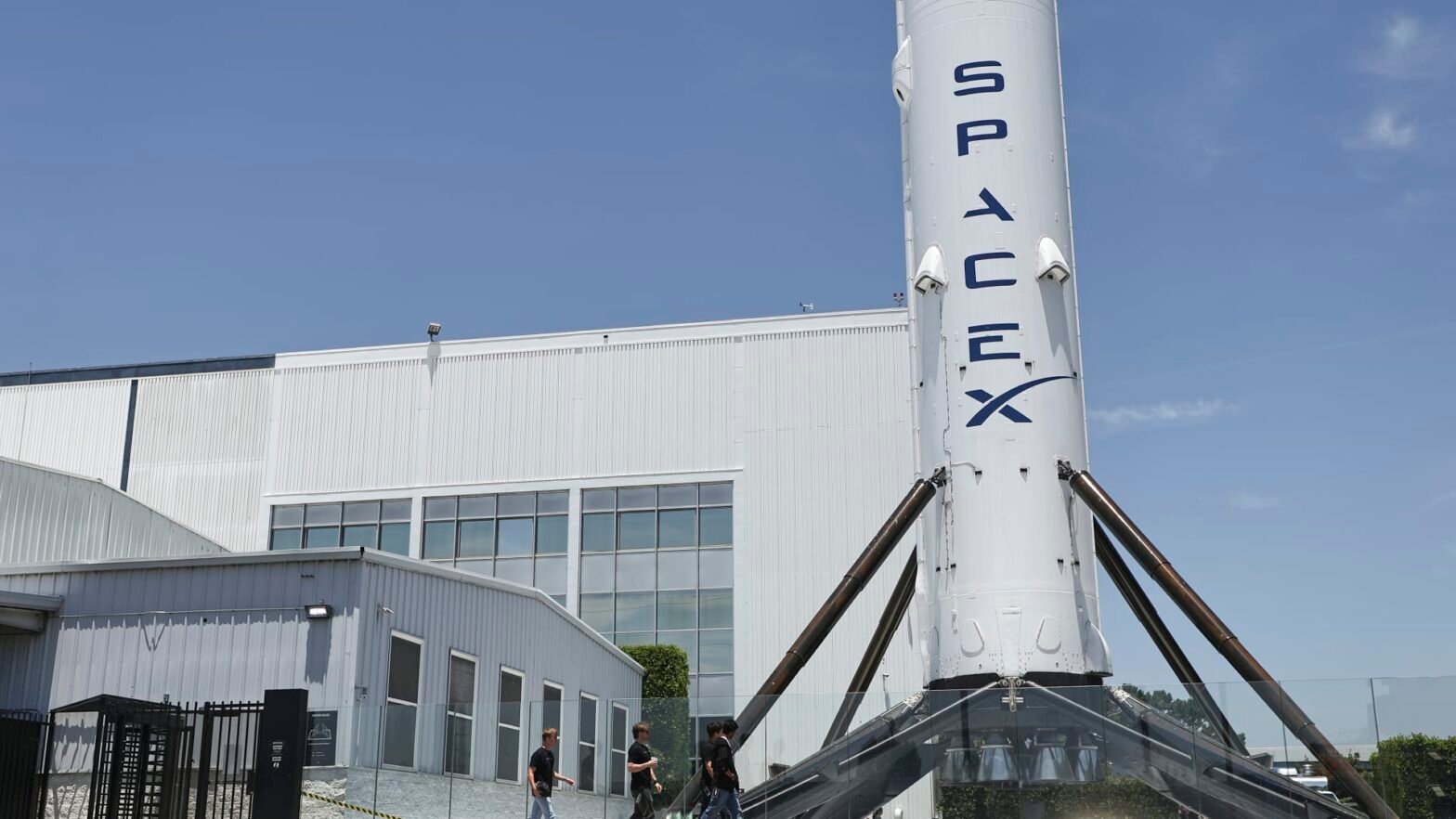 space-stocks-jump-with-huge-demand-as-investors-clamor-for-any-way-‘to-get-long-spacex’