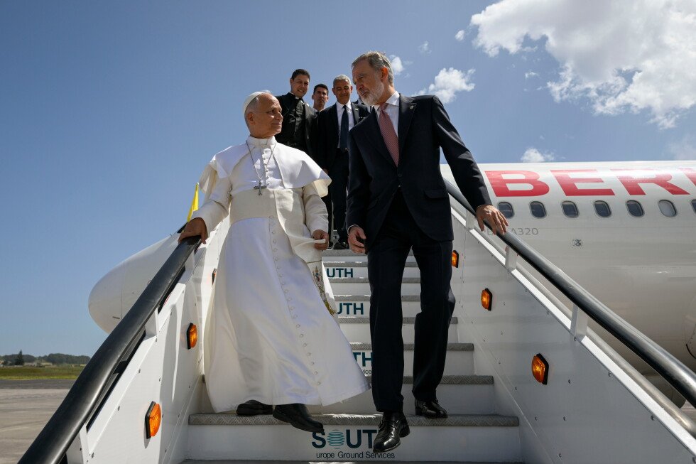 pope-leo-xiv’s-flight-home-from-spain-was-grounded-so-king-felipe-vi-came-to-his-aid
