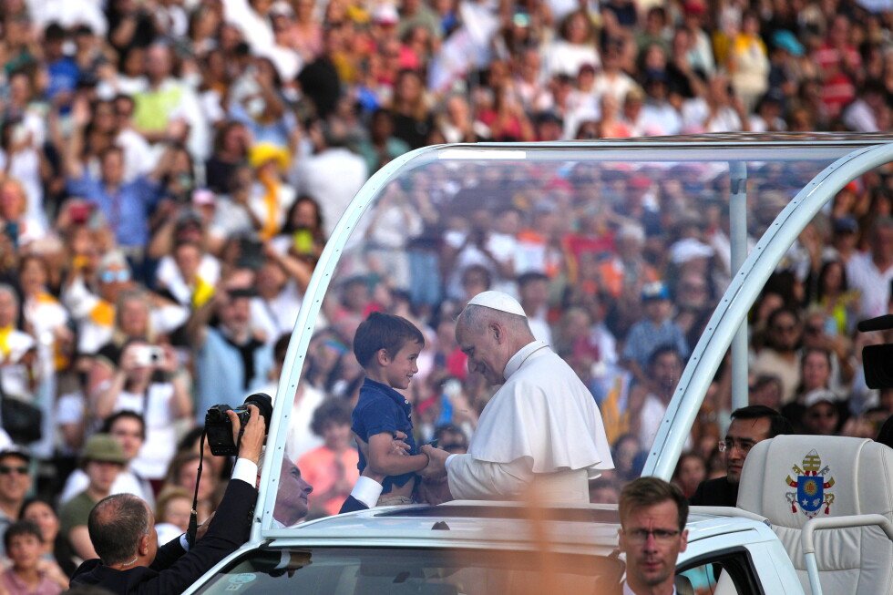 pope-leo-xiv’s-touching-moment-with-barcelona-boy-captured-by-ap-photographer