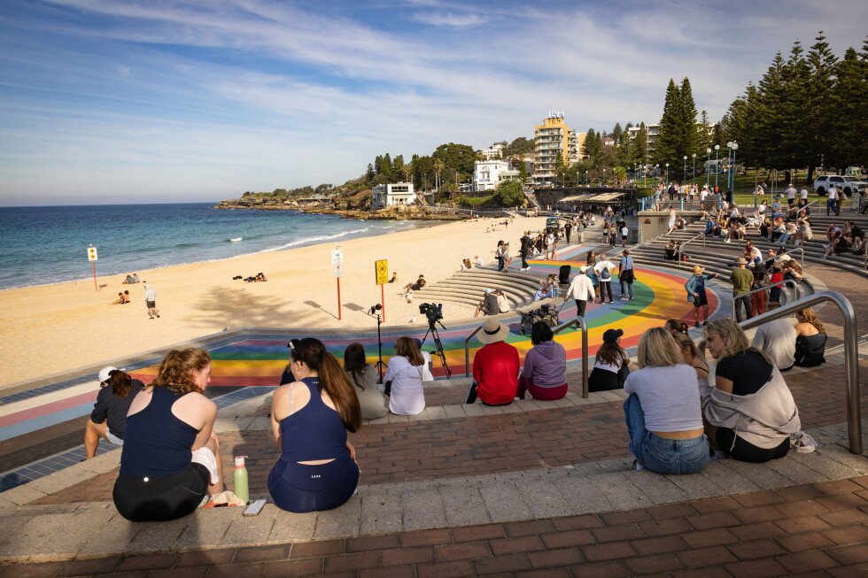 mujer-atacada-por-un-tiburon-frente-a-una-playa-en-sydney,-se-aferro-a-la-tabla-de-un-salvavidas