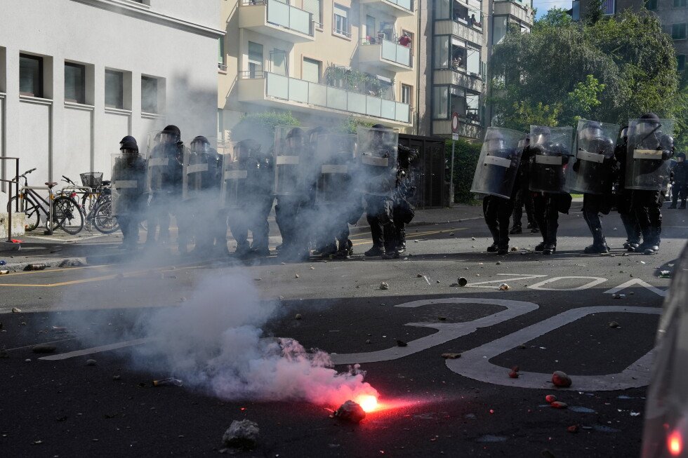 choques-entre-manifestantes-y-policias-en-protestas-contra-cumbre-del-g7-en-ginebra