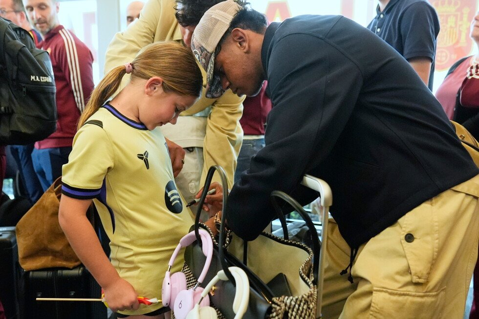 fans-go-wild-for-visiting-world-cup-teams-in-base-camp-cities-across-us