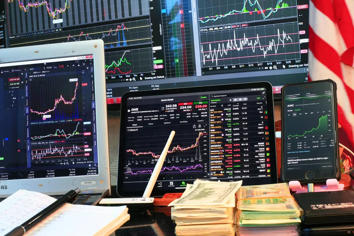century-communities-inc-stock-(us1566901053):-analyst-coverage-and-valuation-in-focus-after-recent-e