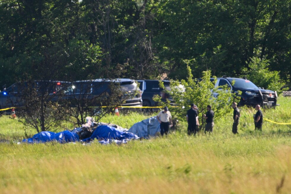 investigators-look-for-cause-of-skying-plane-crash-that-killed-12