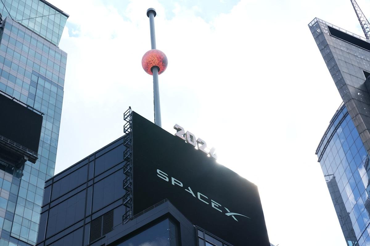 elon-musk’s-spacex-is-already-closing-in-on-microsoft’s-market-cap-and-a-big-apple-milestone