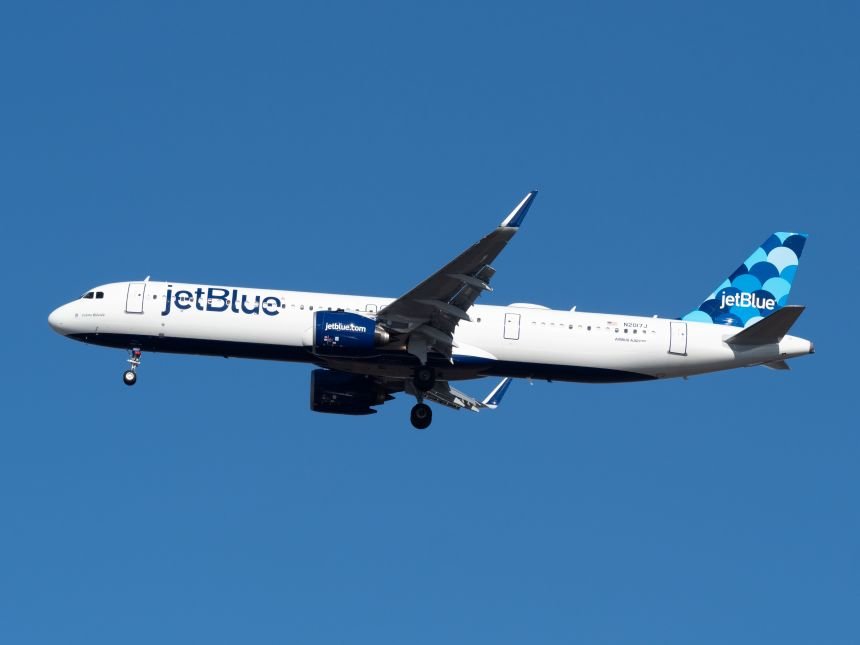 jetblue-airways-(nasdaq:-jblu)-stock-price-climbs-past-average-analyst-12-month-price-target