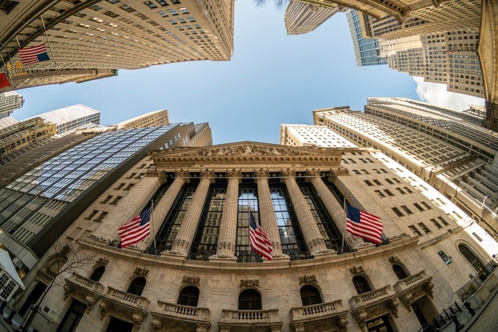 stock-market-today:-dow-jones-futures-tumble,-s&p-500-gains-as-investors-await-fomc-decision—amkor,-la-z-